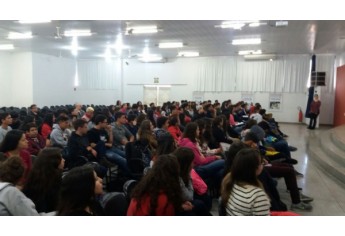 Delegados da Polícia Civil de Adamantina são recebidos pelos estudantes e professores, na palestra sobre prevenção às drogas (Foto: Cedida).