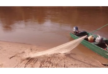 Materiais utilizados na pesca predatória foram apreendidos pela Polícia Ambiental no Salto Botelho, em Lucélia (Foto: Cedida/Polícia Ambiental).