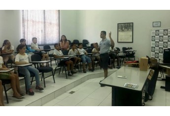 Cb PM Fortunato orientando às crianças (Foto: Assessoria de Imprensa/Lions Clube).