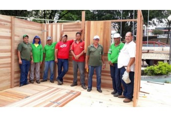 Equipe da Secretaria Municipal de Agricultura, Abastecimento e Meio Ambiente trabalha na construção da Casa do Papai Noel (Foto: Da Assessoria).