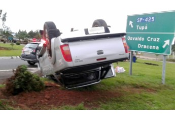 Camionete com placas de Adamantina capota no trevo de Parapuã. Quatro ocupantes do veículo saíram ilesos do acidente (Foto: Internauta/Cedida).