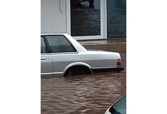 Carros ficaram parcialmente submersos no cruzamento da Alameda Fernão Dias com a Avenida Dr. Adhemar de Barros, proximidades do Fórum (Foto: Cedida).