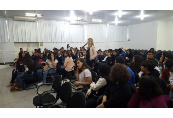 Delegada Laíza Fernanda Rigatto Andrade realizou palestra com estudantes da Etec Eudécio Luiz Vicente, em Adamantina (Foto: Cedida/Polícia Civil).