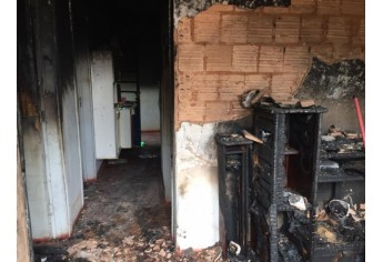 Imóvel ficou danificado com o incêndio, que resultou na morte da idosa (Foto: Heloise Hamada/TV Fronteira).