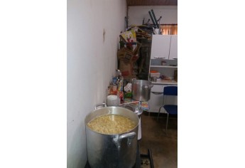 Escola Municipal Nelson Cirilo de Souza, em Caiabu: a cozinha da escola está em obra e o local adaptado em que estão cozinhando não tem a menor condição de higiene (Foto: TCE/SP).