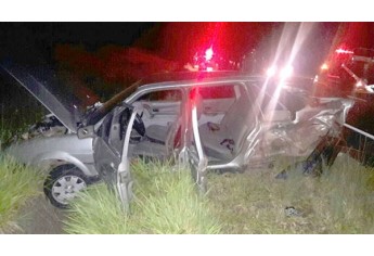 Choque entre dois carros, na SP-294, em Iacri, deixou cinco vítimas leves (Fotos: João Mário Trentini).
