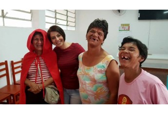 Professora Karina Marton Mac Fadden leva contação de histórias para os pacientes residentes do Polo de Atividades Integradas PAI Nosso Lar (Foto: Acervo Pessoal).