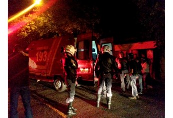 Polícia Militar e Corpo de Bombeiros no local onde uma das vítimas foi localizada, após ser atingida com cinco facadas. (Foto: Acacio Rocha)