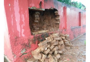 Muro danificado na esquina da Rua Joaquim Nabuco x Alameda dos Expedicionários, em Adamantina  (Foto Acácio Rocha).