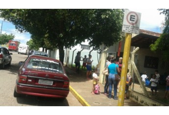No portão do CEMA II, carro ocupa bolsão exclusivo para vans e ônibus (Foto: Cedida).