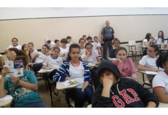Palestra educativa com orientações sobre trânsito, realizada junto a estudantes em escolas de Adamantina  (Foto: Cedida/Polícia Militar).