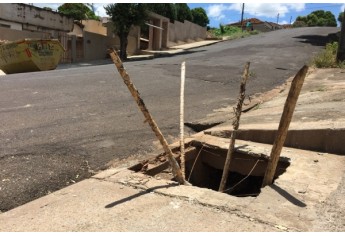 Bueiro foi sinalizado com varas, para evitar que outras pessoas se machuquem no local (Foto: Siga Mais).