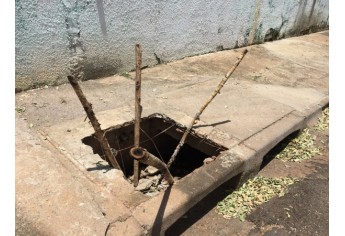 Bueiro foi sinalizado com varas, para evitar que outras pessoas se machuquem no local (Foto: Siga Mais).