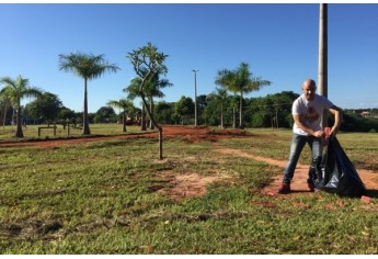 Mutirão revitaliza praça esportiva e combate focos do Aedes Aegypti no Jardim Adamantina.