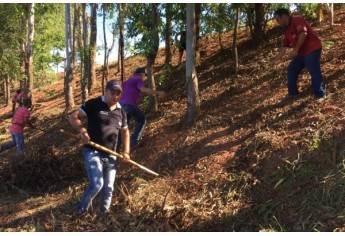 Mutirão revitaliza praça esportiva e combate focos do Aedes Aegypti no Jardim Adamantina.