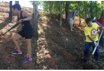 Mutirão revitaliza praça esportiva e combate focos do Aedes Aegypti no Jardim Adamantina.
