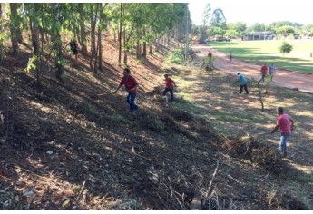 Mutirão revitaliza praça esportiva e combate focos do Aedes Aegypti no Jardim Adamantina.