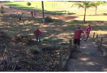 Mutirão revitaliza praça esportiva e combate focos do Aedes Aegypti no Jardim Adamantina.
