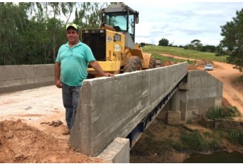 João Carlos Silva, funcionário da Secretaria de Obras, trabalha na realização do aterro das cabeceiras da nova ponte (Foto: Siga Mais).