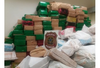 Mais de 11 toneladas de maconha em meio à carga de farelo de soja foram apreendidas pela Polícia Federal (Foto: Cedida/PF).