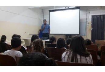 Palestra com o motorista do transporte público escolar, Izael Alves de Albuquerque (Foto: Cedida).