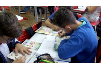 Alunos realizando atividades com o gibi disponibilizado pela ONG Criança Segura (Foto: Cedida).