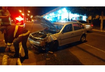 Carro bate em canteiro central e capota em Avenida de Junqueirópolis (Foto: Cedida/ Base de Socorristas de Junqueirópolis).