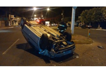 Carro bate em canteiro central e capota em Avenida de Junqueirópolis (Foto: Cedida/ Base de Socorristas de Junqueirópolis).