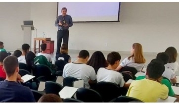 Em Adamantina, Polcia Civil realiza palestras sobre drogas, carreiras policiais e promoo da vida
