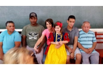 Professora Karina Marton Mac Fadden leva contação de histórias para os pacientes residentes do Polo de Atividades Integradas PAI Nosso Lar (Foto: Acervo Pessoal).