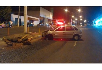 Carro bate em canteiro central e capota em Avenida de Junqueirópolis (Foto: Cedida/ Base de Socorristas de Junqueirópolis).