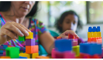 Pais denunciam falta de profissionais na rede escolar para crianças com TEA; Prefeitura se manifesta