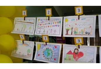 Frases e desenhos ficaram expostos na Biblioteca Municipal, para votação (Foto: Reprodução/Teruyo Kikuta).