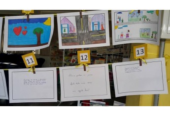Frases e desenhos ficaram expostos na Biblioteca Municipal, para votação (Foto: Reprodução/Teruyo Kikuta).