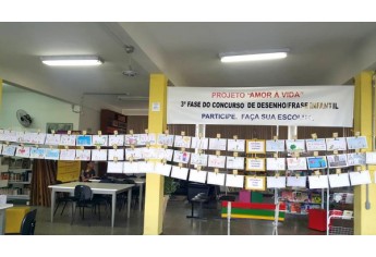 Frases e desenhos ficaram expostos na Biblioteca Municipal, para votação (Foto: Reprodução/Teruyo Kikuta).