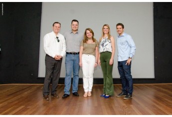 Ana Lúcia Bonilha Tiveron, Beth Bonilha e Evandro Coelho com o consultor do Método Eleva e o arquiteto responsável pelo projeto das instalações da Escola (Foto: Fernando Sato/Coruja Comunicação).