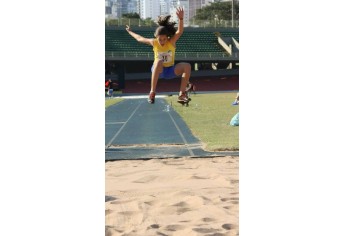 Atleta adamantinense Ana Júlia Lima é destaque em competições do atletismo, em salto à distância, colecionando vitórias (Foto: Acervo Pessoal).