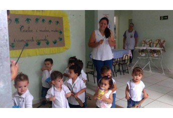 Projeto realizado peal EMEI Monteiro Lobato permitiu a utilização de materiais recicláveis para a produção de brinquedos. Escola também se mobilizou em atividades culturais e de integração com a comunidade (Foto: Cedida).