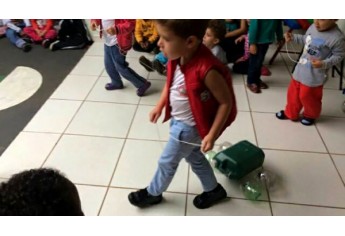 Projeto realizado peal EMEI Monteiro Lobato permitiu a utilização de materiais recicláveis para a produção de brinquedos. Escola também se mobilizou em atividades culturais e de integração com a comunidade (Foto: Cedida).