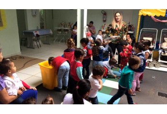 Projeto realizado peal EMEI Monteiro Lobato permitiu a utilização de materiais recicláveis para a produção de brinquedos. Escola também se mobilizou em atividades culturais e de integração com a comunidade (Foto: Cedida).