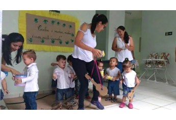 Projeto realizado peal EMEI Monteiro Lobato permitiu a utilização de materiais recicláveis para a produção de brinquedos. Escola também se mobilizou em atividades culturais e de integração com a comunidade (Foto: Cedida).