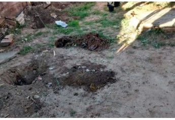 Maconha e cocaína estavam enterradas em quintal de uma casa, em Pacaembu (Foto: Cedida/Deinter 8).