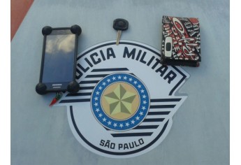 Celular furtado e chave micha foram apreendidos pelos policiais (Foto: Cedida/PM).