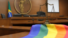 Homem é condenado por injúria homofóbica e ameaça contra enteado
