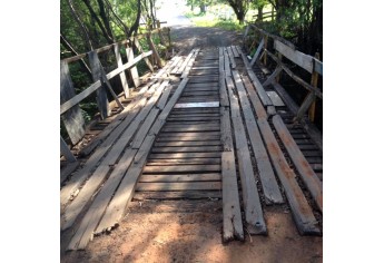 Estrutura da ponte era precária e foi denunciada por morador, nas redes sociais, no começo deste mês (Foto: Josué Lima/Facebook).