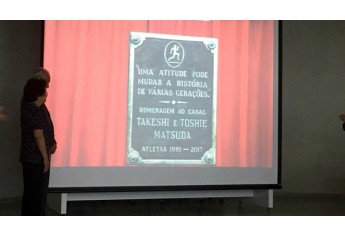 Casal Takeshi e Toshie Matsuda é homenageado pelos trabalhos com o Departamento de Atletismo da Acrea (Foto: Reprodução/Facebook).