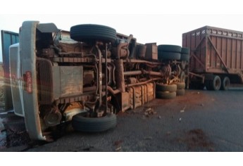 Na SP-294, em Junqueirópolis, caminhão canavieiro tomba e derrama carga sobre a pista (Foto: Base Comunitária de Socorristas de Junqueirópolis).