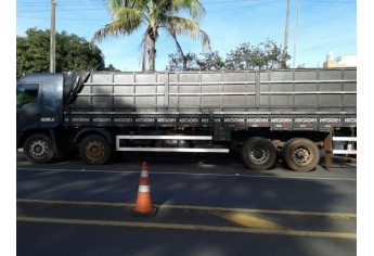 Carga de cigarros era transportada em carga de caminhão, e apreensão se deu durante fiscalização pela Polícia Rodoviária, na Base de Adamantina (Foto: Cedida/Polícia Rodoviária).