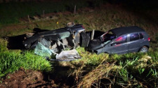Carros batem de frente e dois motoristas morrem após a colisão, em Dracena