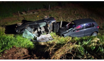 Carros batem de frente e dois motoristas morrem após a colisão, em Dracena